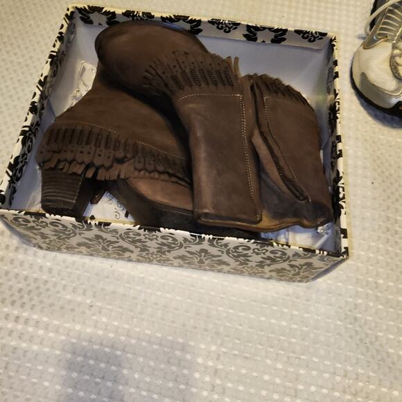 NAUGHTY MONKEY EUC WOMEN'S SIZE  8.5 SWING LOW FRINGE BOOTS - Picture 11 of 12